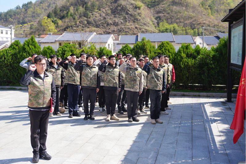 房縣人武部開(kāi)展民兵點(diǎn)驗(yàn)暨清明祭英烈活動(dòng)