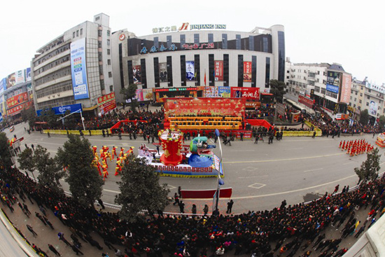 高舉發(fā)展大旗 描繪千里房陵