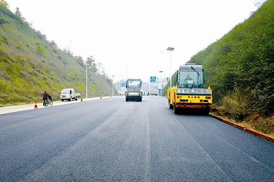 玉帶飛舞城鄉(xiāng)長(zhǎng)路放歌房陵