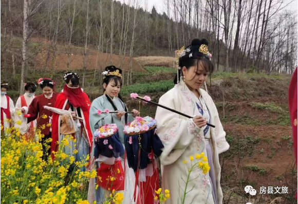 房縣這群時空“穿越者”，行走在高橋村的油菜花地里......
