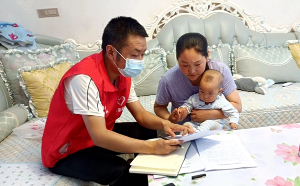 房縣：“三個”結合 創文一線促練兵