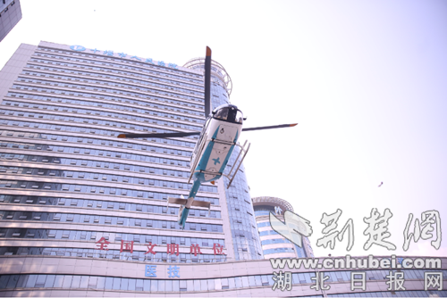飛越海拔3000多米的“華中屋脊” 十堰人醫(yī)直升機(jī)43分鐘空降神農(nóng)架急救多發(fā)傷患者