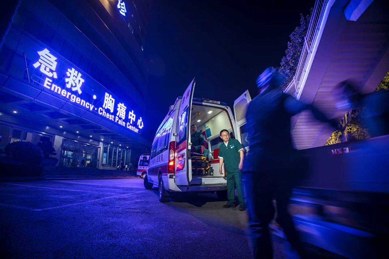 李虎年：與死神“拔河”的急診“猛虎”