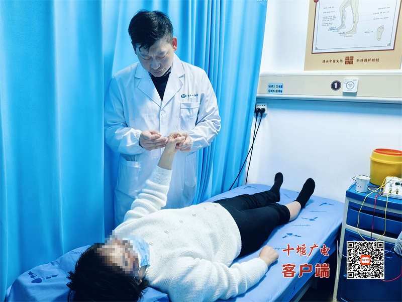 定居日本30余載 五旬阿姨為治手疾回堰尋醫(yī)