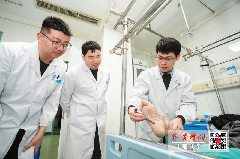 患者瀕臨全癱跨省求醫(yī) 十堰人醫(yī)微創(chuàng)手術助其重獲新生