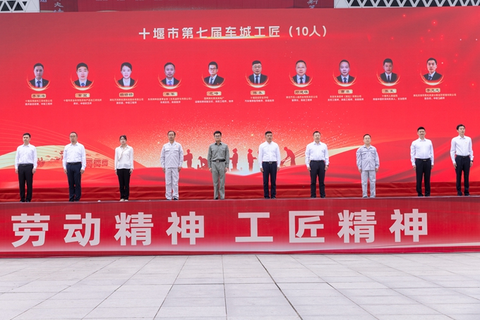 十堰人醫(yī)張發(fā)榮獲“車城工匠”稱號 全市醫(yī)療系統(tǒng)唯一