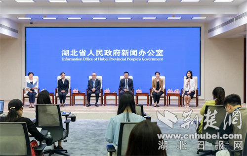 分享航空救援故事 彰顯十堰天使風(fēng)采 郭文萍亮相全省“一切為了人民健康”記者見面會