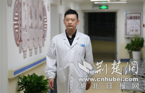 三日針?biāo)庫铑B咳 傳統(tǒng)中醫(yī)針灸科張發(fā)為近百名患者破“咳”局