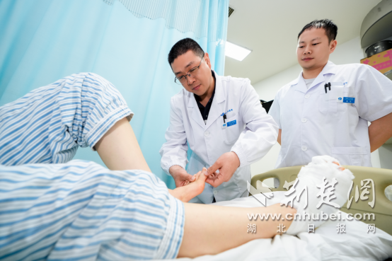 十堰人醫(yī)成功實施鄂西北首例微創(chuàng)拇外翻Spear Plate髓內(nèi)板矯形術(shù)