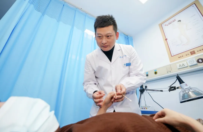 推出“三伏貼+扶陽灸+除濕罐”組合療法，深度調(diào)理方案讓身體更強健 十堰人醫(yī)傳統(tǒng)中醫(yī)針灸科：冬病夏治要趁“熱”